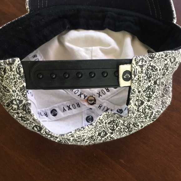 Roxy baseball hat black & white EUC - Picture 5 of 5